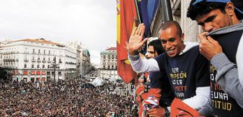 Miles de personas se concentraron en la Puerta del Sol. / Efe