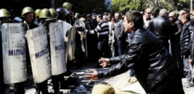 Un simpatizante prorruso increpa a los policías ucranianos