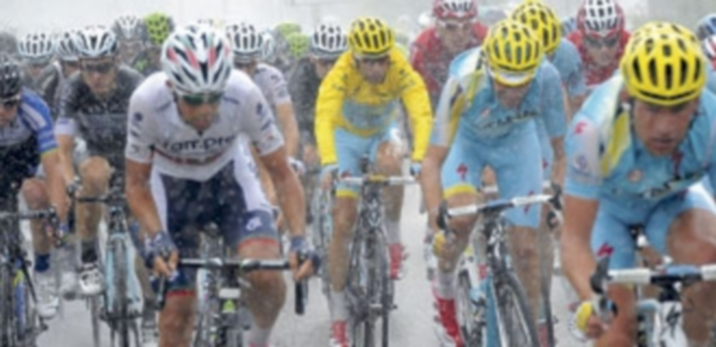 La lluvia y la niebla fueron los compañeros de viaje del pelotón en la octava etapa del Tour de Francia. / Efe