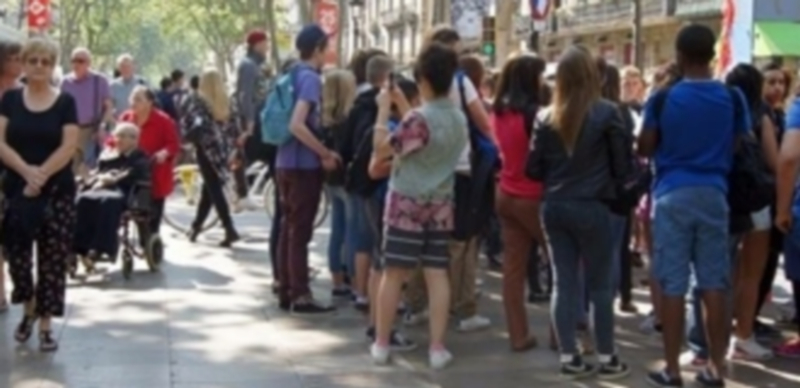 Un grupo de jóvenes recorre las Ramblas de Barcelona