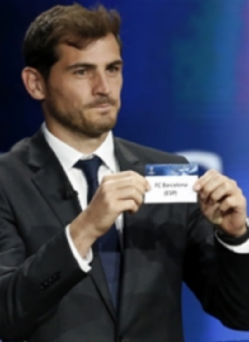 Casillas enseña un cartel con el nombre del FC Barcelona en el sorteo de la fase de grupos de la Champions en Mónaco. / Efe