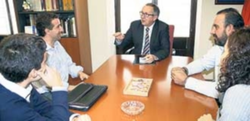 Un momento de la reunión distendida que mantuvieron los representantes de la Junta con los de la Segoviana. / E. A.