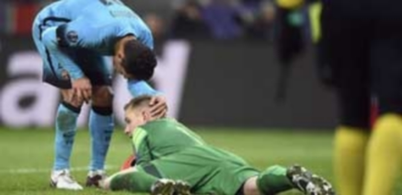 Ter Stegen se reividica 1 Adriano felicita a Ter Stegen tras una de las numerosas paradas que realizó anoche frente al Bayer Leverkusen. / EFE