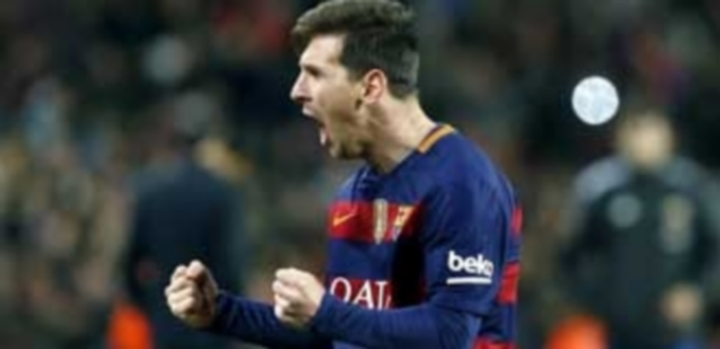 Messi decide la batalla 1 Messi celebra su segundo gol ante el Espanyol