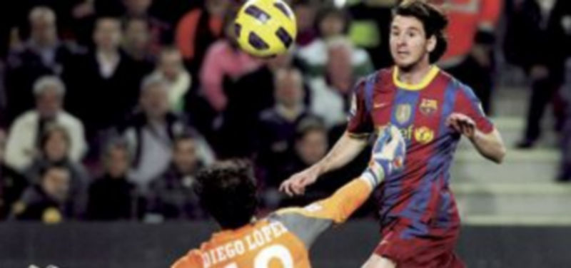 Momento en el que Leo Messi supera a Diego López para anotar el 2-1. / Reuters