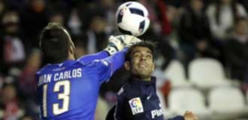 El Atlético se mide a un Celta en crisis sobre el inundado Balaídos 1 Augusto Fernández (d) debutó con el Atlético ante el Rayo en Copa del Rey. / EFE