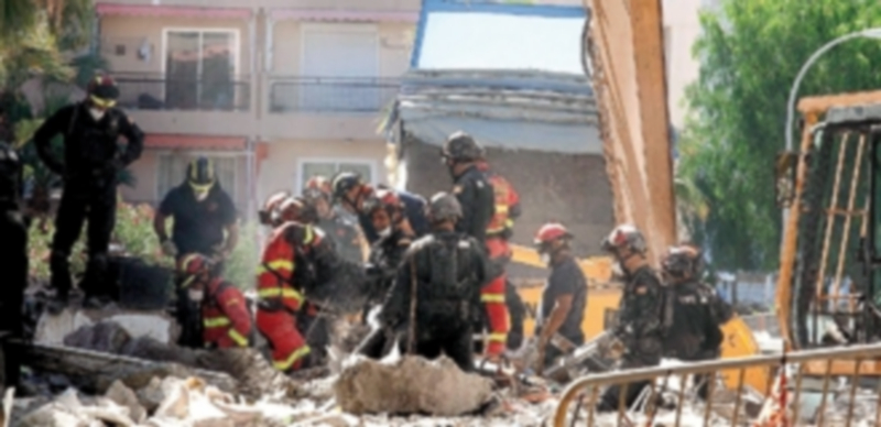 Los servivios de rescate continúan con las labores de búsqueda en la zona donde se derrumbó el jueves un edificio. / Efe