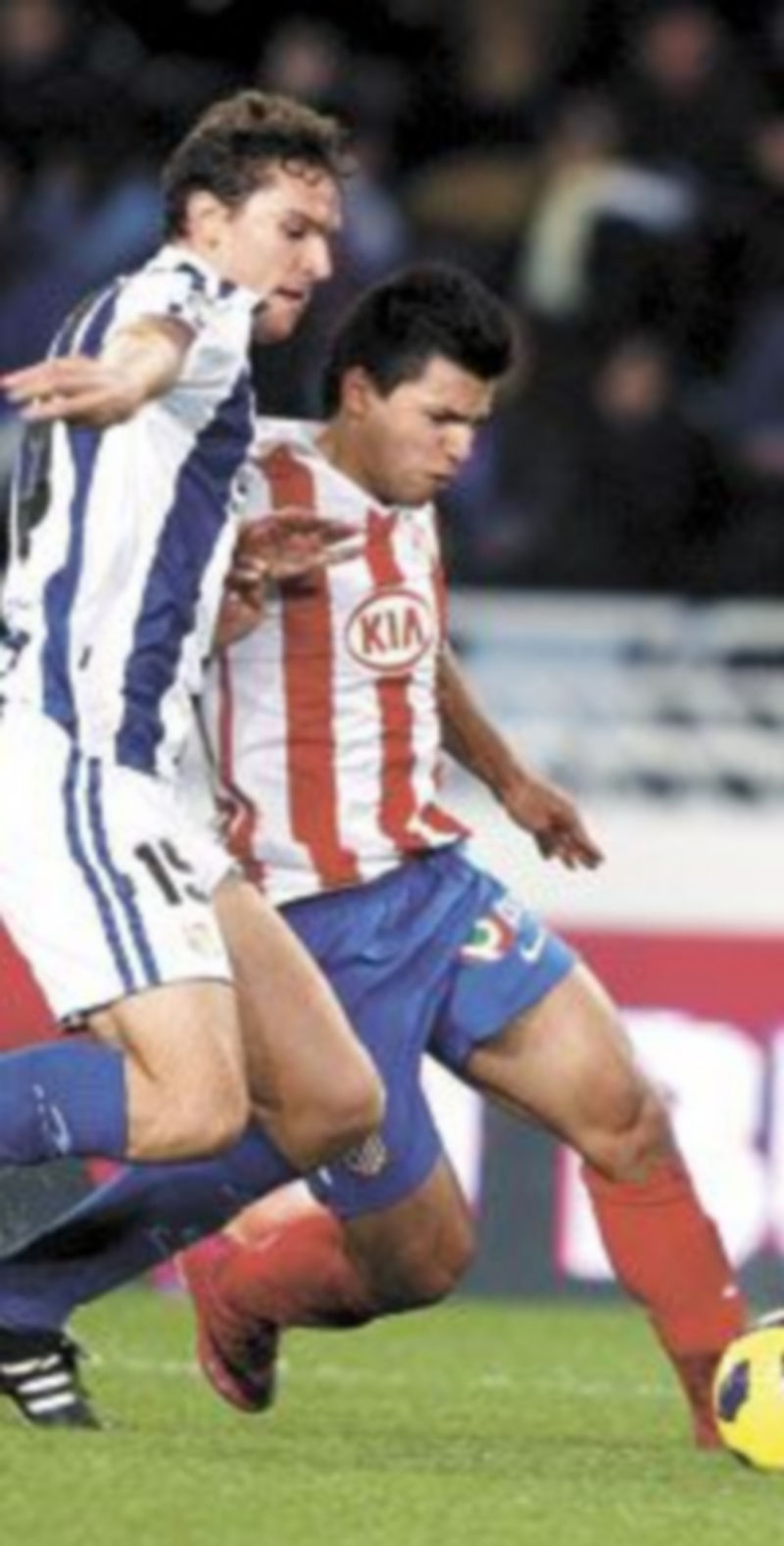 Ansótegui intenta arrebatar el cuero al argentino Agüero. / j. herrero (efe)