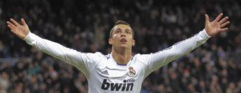 El internacional luso festeja uno de los dos goles anotados en el estadio Santiago Bernabéu. / Reuters