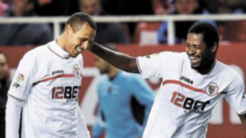 Romaric felicita a Luis Fabiano tras anotar el segundo tanto del encuentro. / Efe.