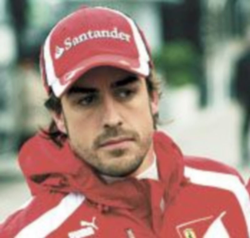 El piloto asturiano se pondrá hoy y mañana al volante de Ferrari en el trazado catalán. / Efe