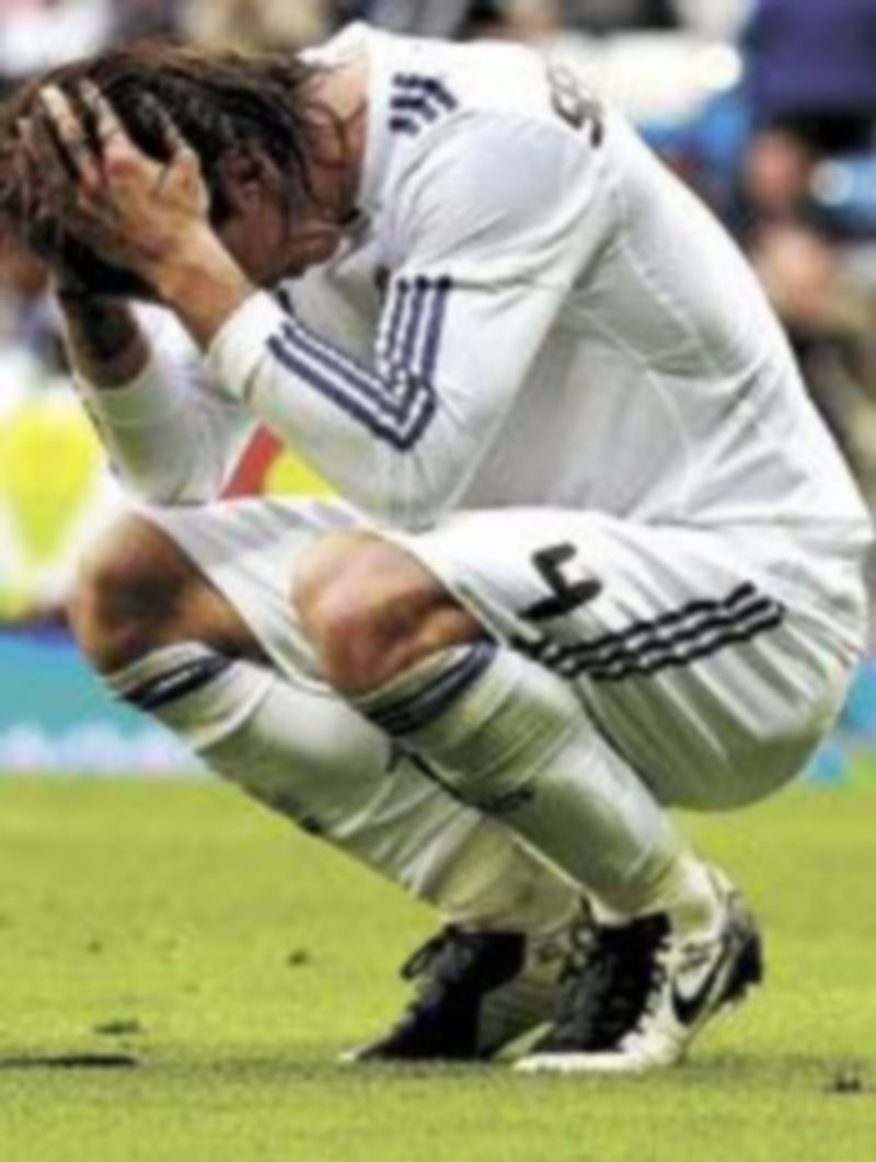 Abril, un mes decisivo 1 Sergio Ramos se lamenta tras caer frente al Sporting. /Reuters