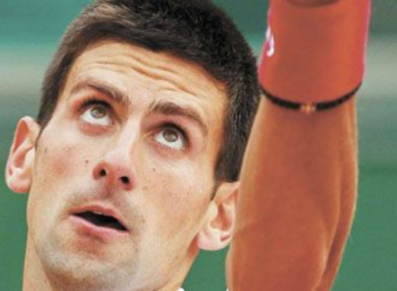 Djokovic efectúa un saque en su encuentro de tercera ronda. / T. Roge (Reuters)