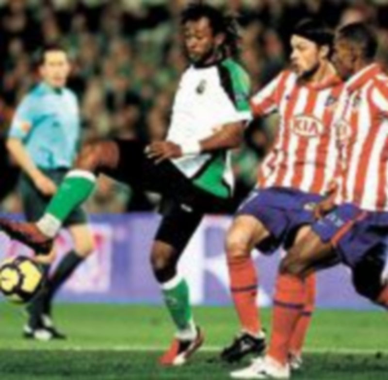 Tchité controla el balón ante los defensas del Atlético Ujfalusi y Perea. / Efe