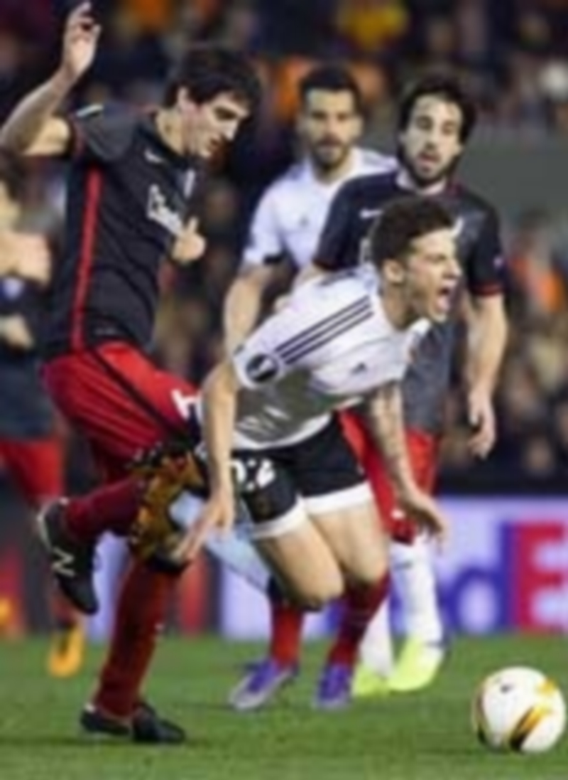 El Athletic sobrevive en Mestalla ante un épico Valencia 1 El defensa del Athletic Mikel San José comete falta sobre el jugador valencianista Santi Mina. / EFE