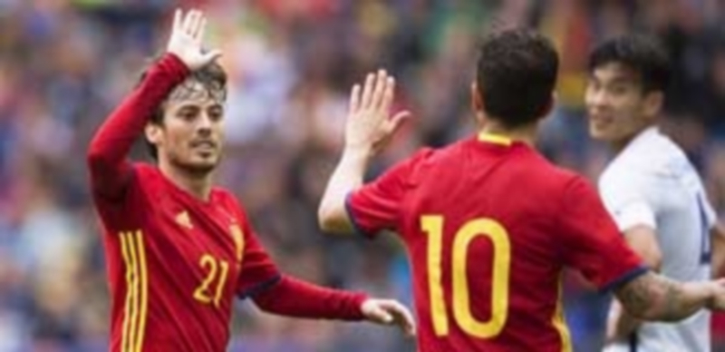 España despeja dudas 1 El centrocampista canario David Silva (I.) celebra uno de los tantos de ayer frente al conjunto de Corea del Sur con su compañero de selección Cesc Fábregas. / EFE