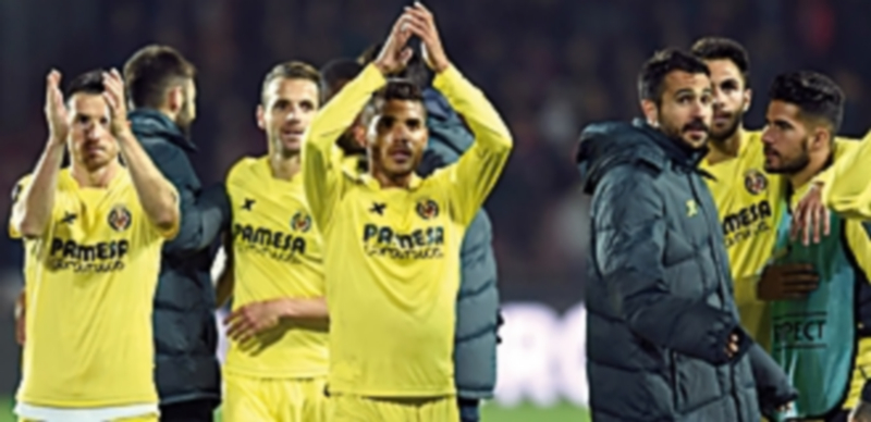 Varios jugadores del Villarreal celebran la victoria ante el Sparta de Praga que les ha servido para pasar de ronda. / EFE