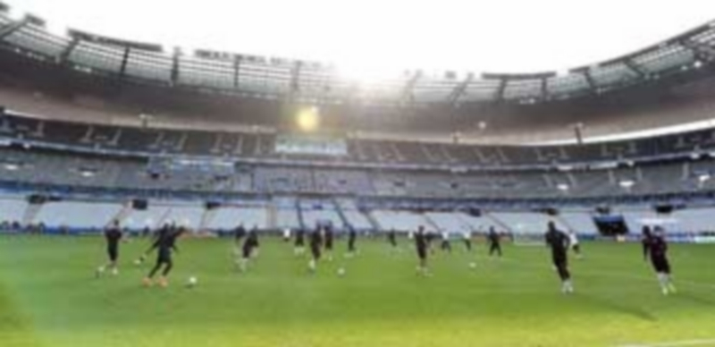 Saint-Denis espera a los más grandes del viejo continente 1 Los jugadores de la Selección Francesa durante el entrenamiento del equipo para preparar el partido ante Rumanía en el Stade de France en Saint-Denis. / EFE