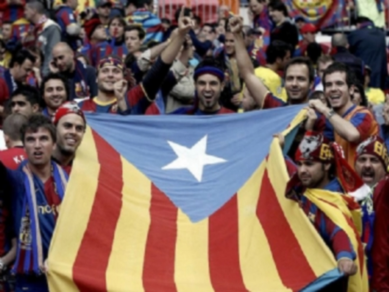 La UEFA estudia sancionar al FC Barcelona por mostrar banderas independentistas en el estadio Olímpico de Berlín. / EFE