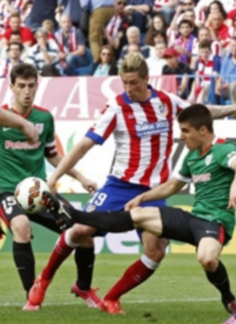 Fernando Torres (c) pelea un balón con Andoni Iraola (izq) y Unai Bustinza. / EFE