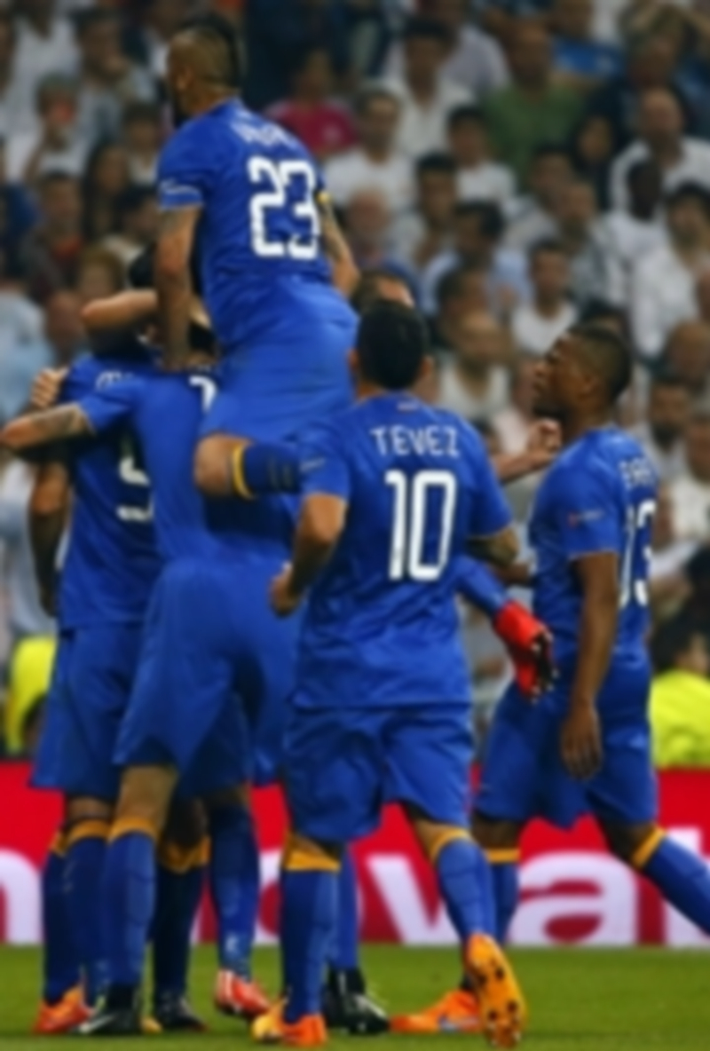 El enemigo en casa 1 Los jugadores de la Juventus abrazan a Morata tras anotar el gol del empate