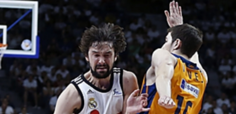 Sergio Llull intenta superar a Guillem Vives. / EFE