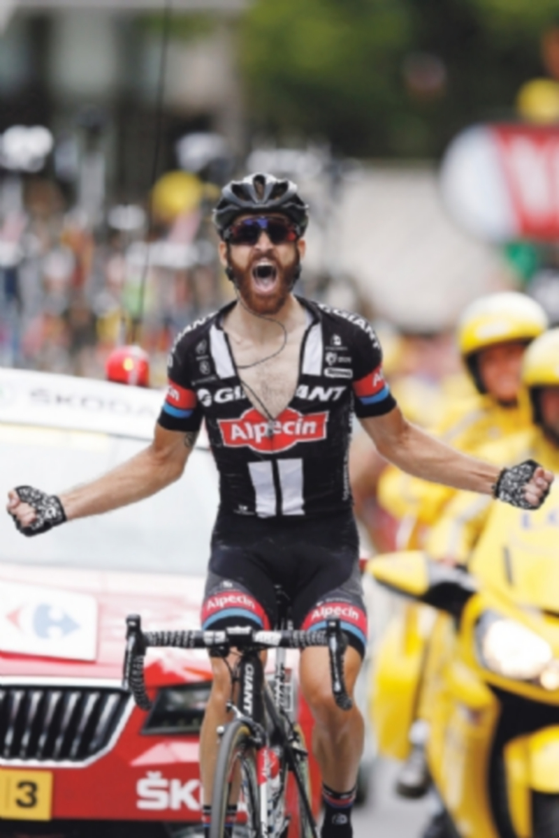 Simon Geschke en la llegada a la meta de la decimoséptima etapa del Tour. / EFE