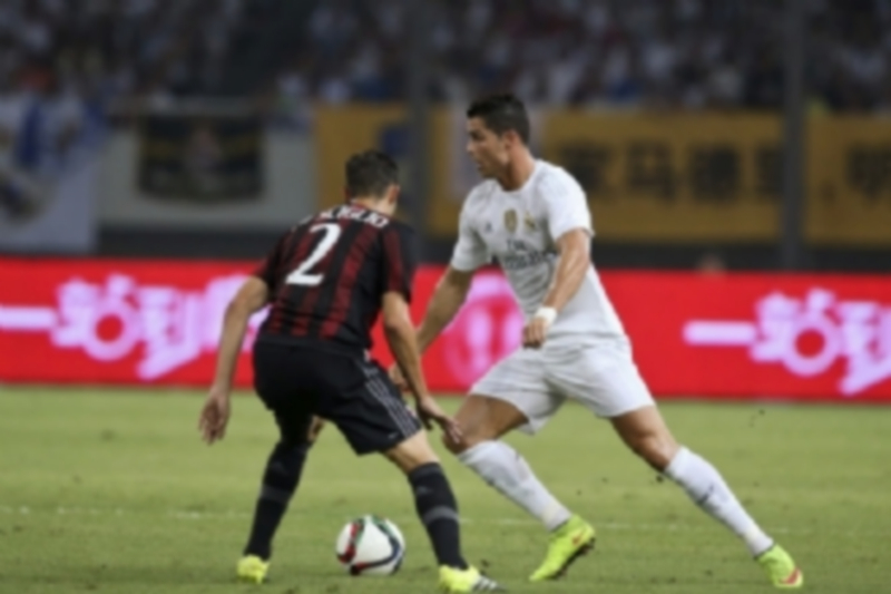 Cristiano Ronaldo controla el balón ante la defensa del milanista Mattia De Sciglio durante el encuentro de ayer. / EFE