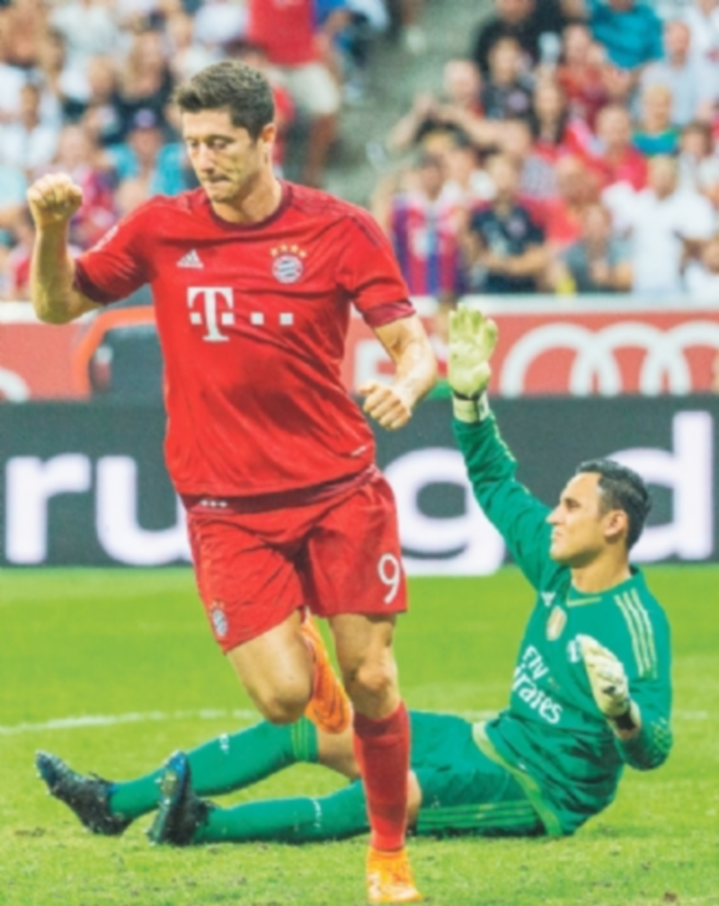 Robert Lewandowski celebra el gol que le dio el triunfo al Bayern de Múnich. / EFE
