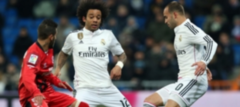 Marcelo (centro) y Jesé disputan el balón con el sevillista Diogo Gomes (izquierda) durante el partido del miércoles. / EFE