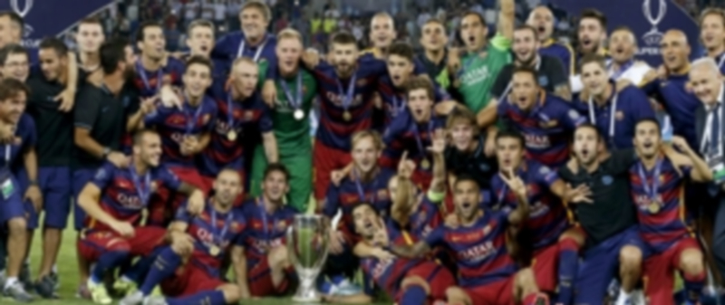 Los jugadores del FC Barcelona celebran sobre el terreno de juego la conquista de la quinta Supercopa de Europa en la historia del club azulgrana después de superar al Sevilla en la prórroga. / EFE