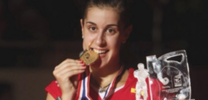 Carolina Marín posa con el trofeo mundial conseguido ayer en Indonesia. / EFE