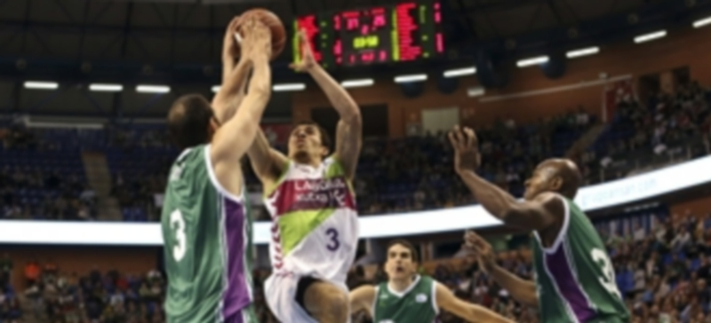 El baskonista Mike James (centro) intenta encestar ante la defensa de Germán Gabriel (izq) y Caleb Green (der). / EFE