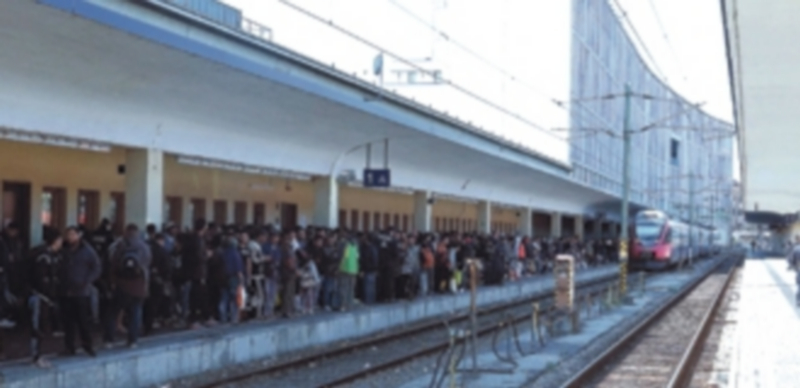 Miles de refugiados continúan esperando para proseguir su camino dificultados por las inclemencias temporales. / EFE