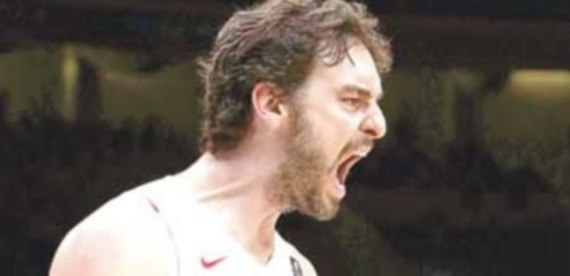 Pau Gasol lideró a España para superar a Francia en semifinales con una de las mejores actuaciones de su carrera. / EFE