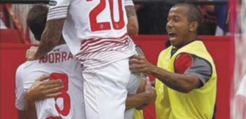 Sin Messi, sin respuesta 1 Vicente Iborra (izq) celebra con sus compañeros el segundo gol del partido. / EFE