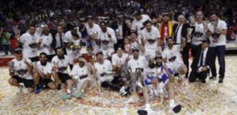 El Real Madrid redondeó una gran Euroliga conquistando el título veinte años después tras derrotar al Olympiacos en una final dominada de principio a fin. / EFE