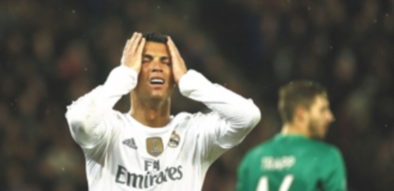 Anulados de cara a puerta 1 Cristiano Ronaldo se lamenta de una oportunidad desperdiciada en el Parque de los Príncipes