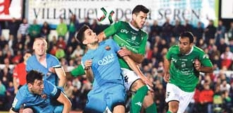 Tropiezo blaugrana 1 El defensor culé Marc Bartra disputa un balón ante el jugador del Villanovense Elías durante el encuentro copero. / EFE