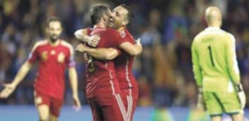 Paco Alcácer (i) y Cazorla se abrazan tras anotar sendos dobletes en la reciente victoria de España contra Luxemburgo. / EFE