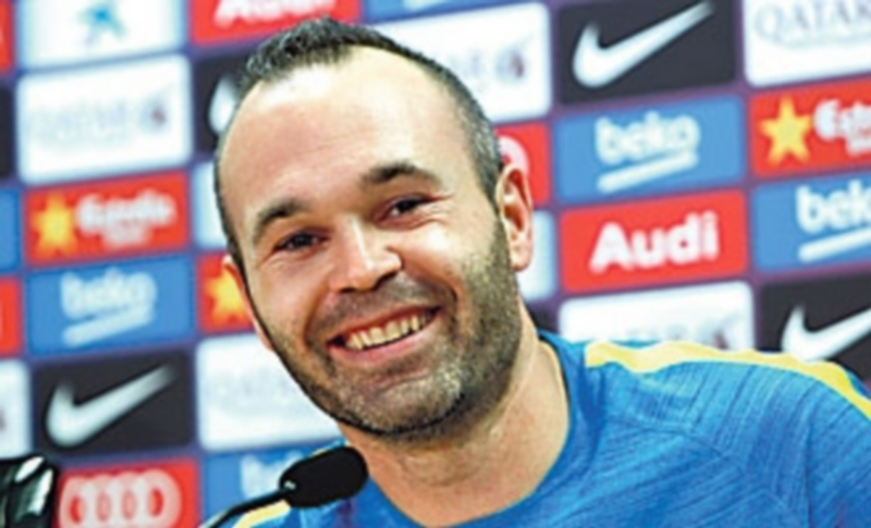 Iniesta es el jugador de la plantilla azulgrana que más Clásicos ha disputado después de la marcha en verano de Xavi. / EFE