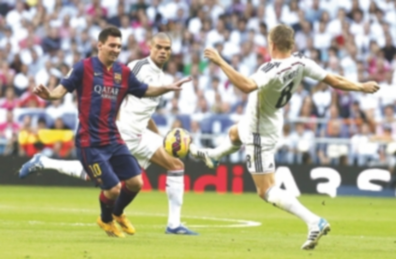 Messi y el blindaje marcan el Clásico 1 Toni Kroos (derecha) intercepta el balón ante la presencia de Leo Messi (izquierda) durante el partido que Real Madrid y Barcelona disputaron la temporada pasada en el estadio Santiago Bernabéu. / EFE