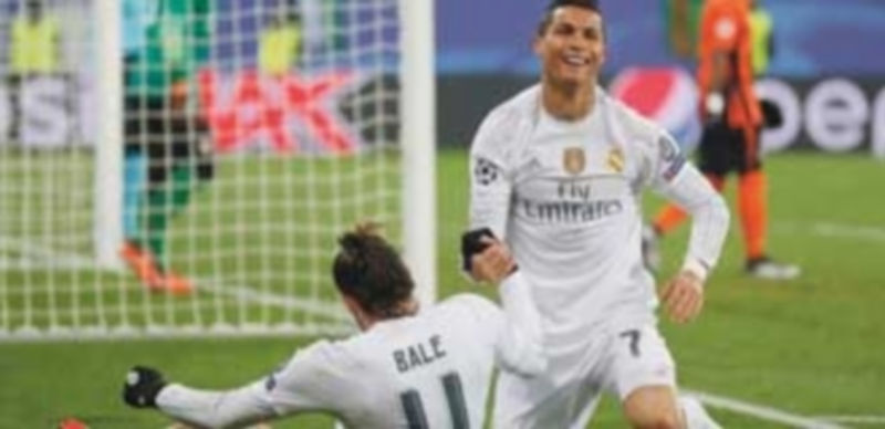 Cristiano celebra con Bale uno de los goles del Real Madrid