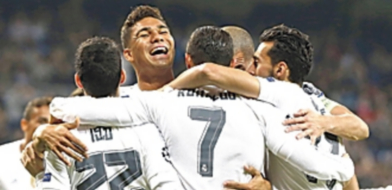 Otra oportunidad para recortar 1 Los jugadores del Real Madrid celebran uno de los goles que anotó el club blanco en Champions frente al Malmö. / EFE