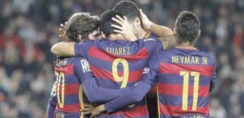 Luis Suárez (centro) cerró el año como la principal referencia goleadora del Barça con dos tantos anotados al Betis. / EFE