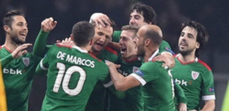Los jugadores del Athletic felicitan a Gurpegui (c)