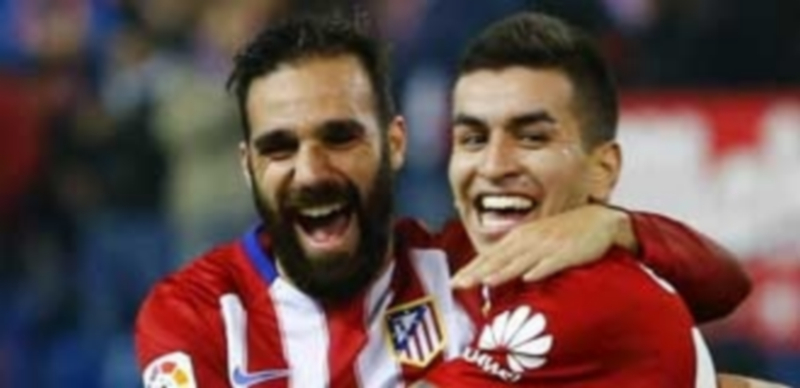 El campeón de invierno quiere el calor canario 1 Gámez (izq) y Correa volverán al banquillo pese a su buen partido en Copa. / EFE