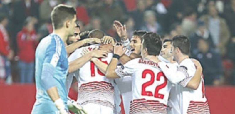 Paco Alcácer rescata al Valencia 1 Los jugadores sevillistas celebran con N’Zonzi el primer gol de los locales. / EFE