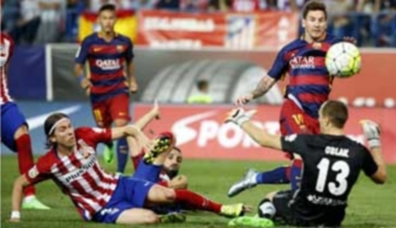 Duelo directo por el liderato 1 Messi supera a Oblak para marcar el gol de la victoria en la primera vuelta. / EFE