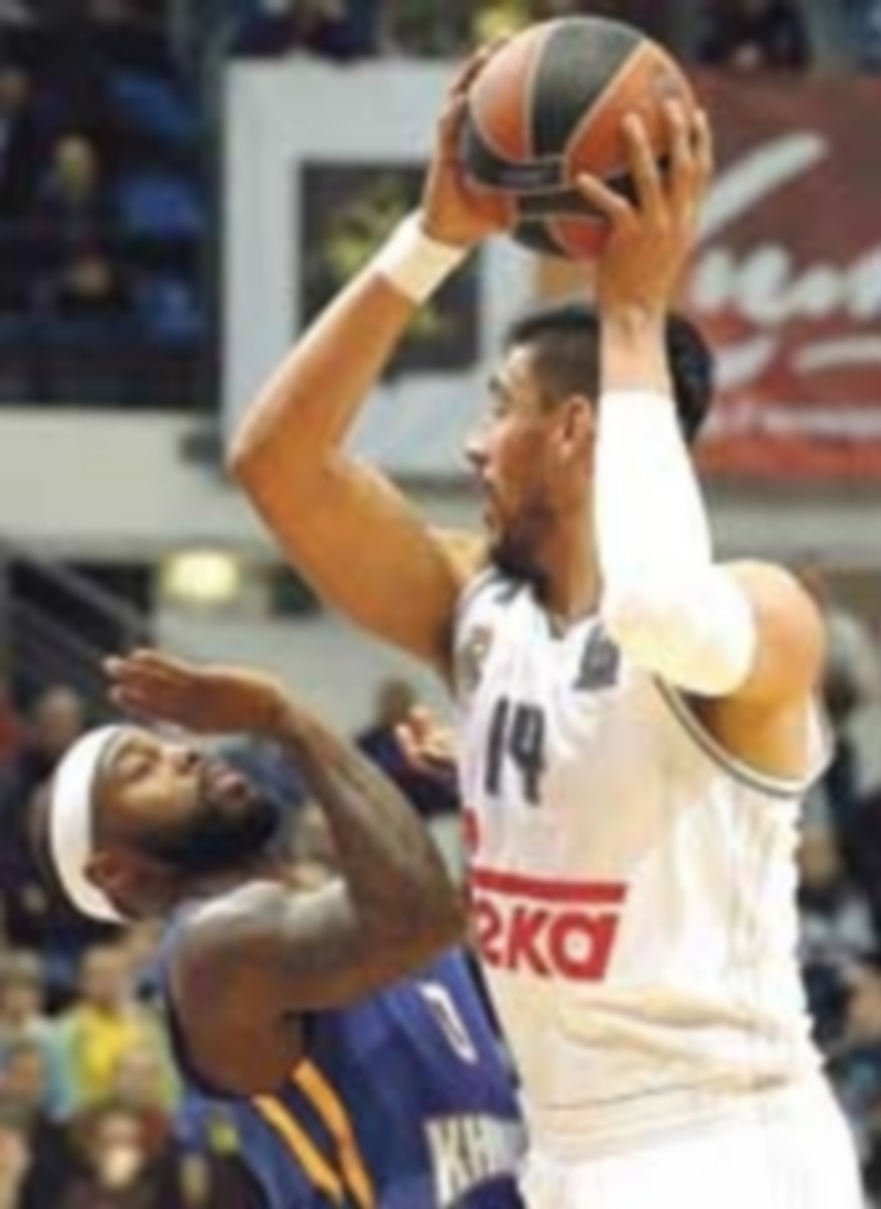 Gustavo Ayón mantiene el balón ante la defensa de Tyler Rice